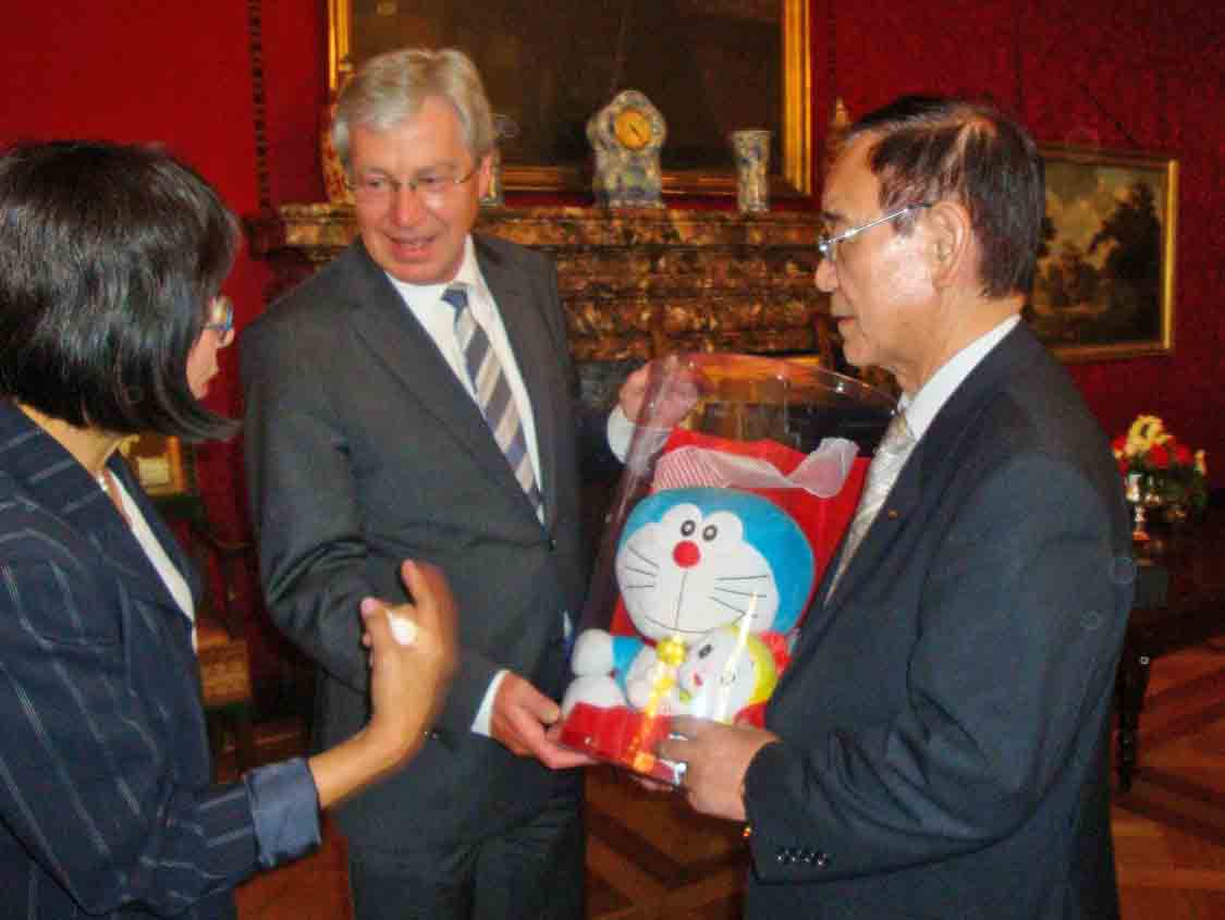 B&uuml;rgermeister Abe &uuml;berreicht dem Bremer Oberb&uuml;rgermeister B&ouml;hrnsen ein Andenken