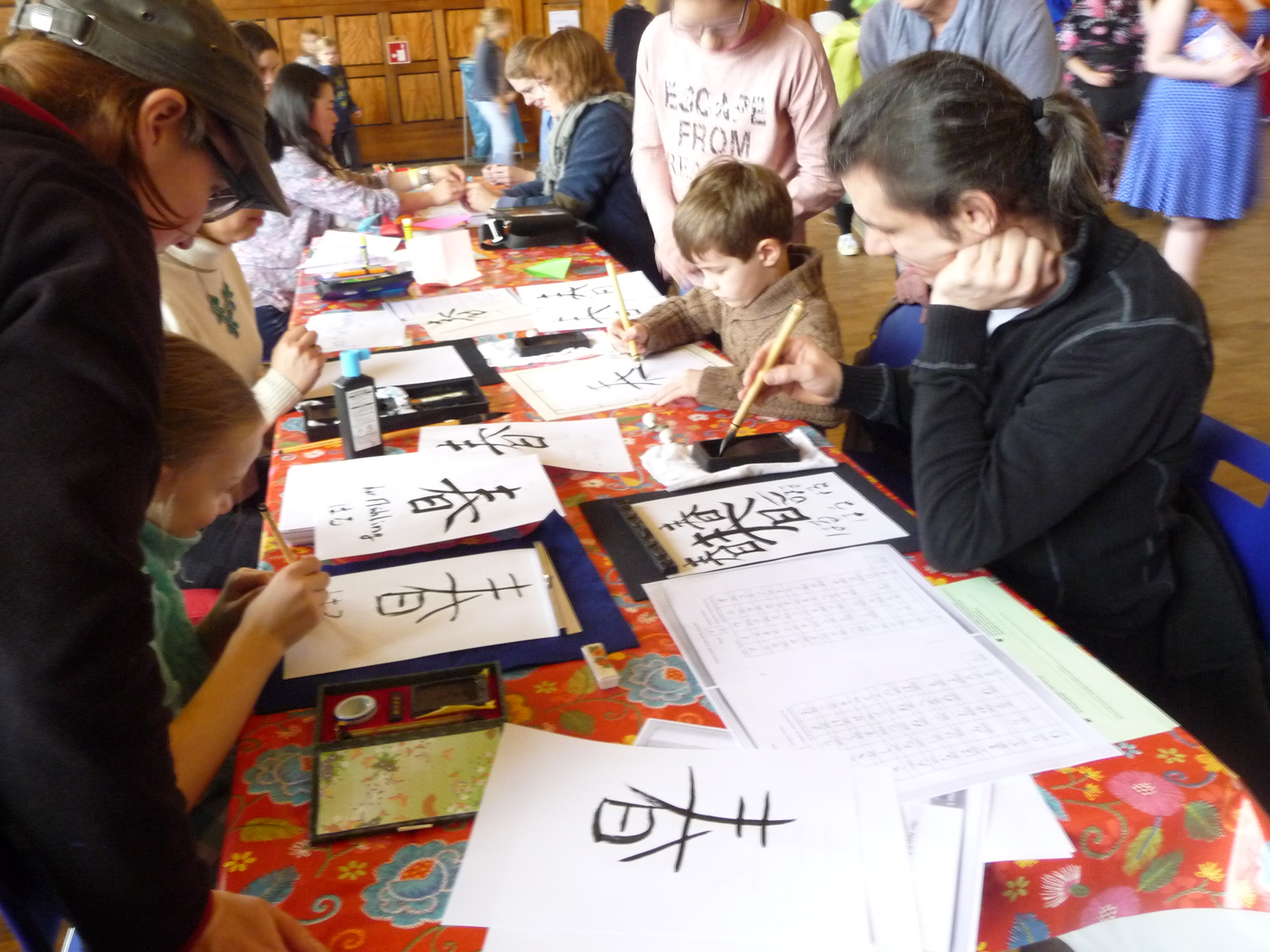 Kalligraphie beim Mädchenfest