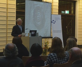 Prof. Coulmas beim Vortrag