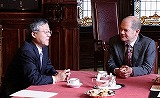 Generalkonsul Setsuo Kosaka und Bürgermeister Olaf Scholz