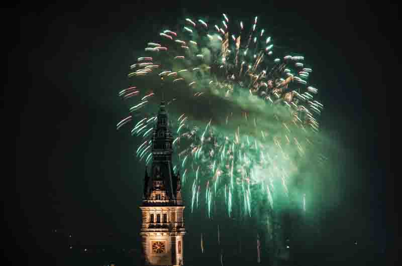 Feuerwerk über dem Hamburger Rathaus