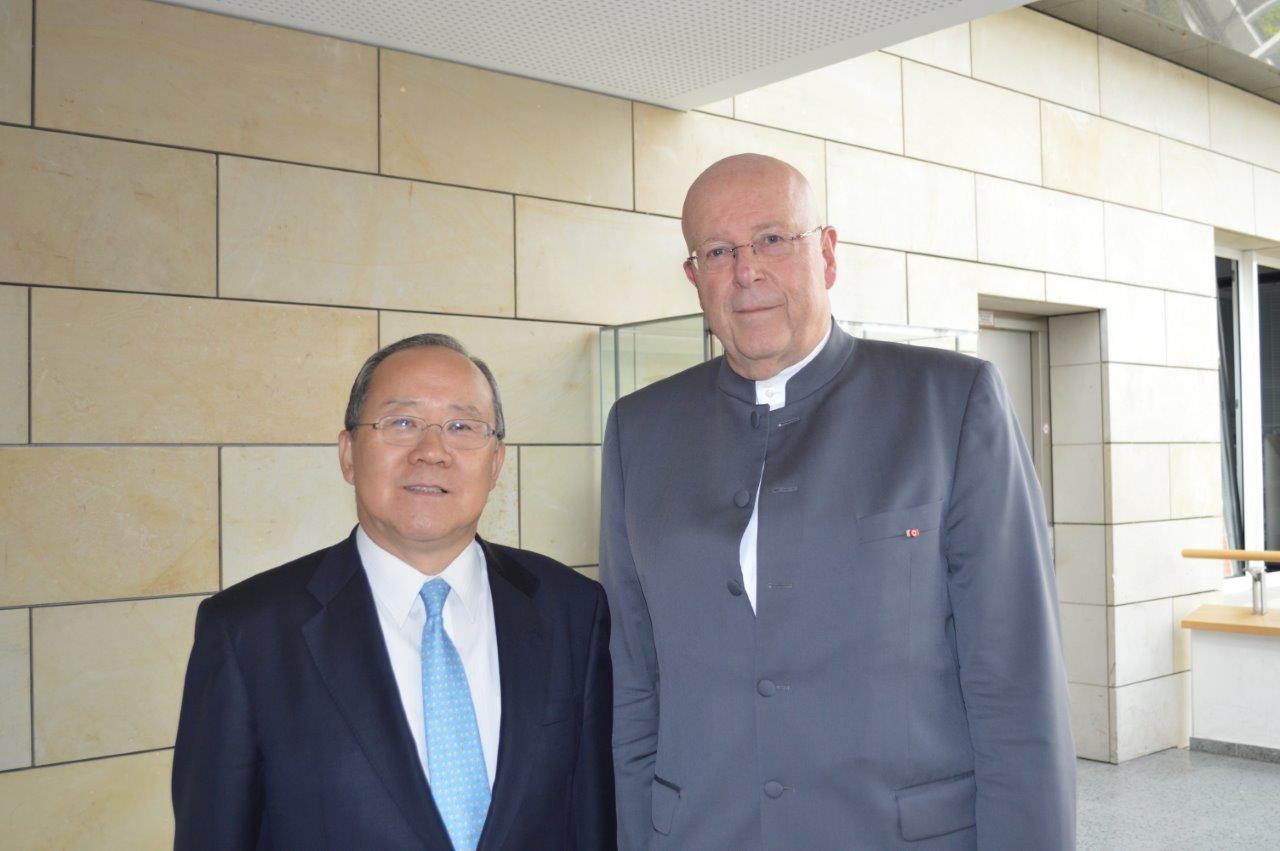 Botschafter Takeshi Nakane und der Präsident der Universität Hamburg, Prof. Dr. Dieter Lenzen