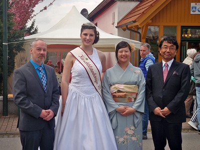 Der 1. Vorsitzende des Heimat- und Verkehrsvereins Gerhard Troitsch, Kirchblütenkönigin Julia I., die japanische Kirschblütenprinzessin Natsue Tonomura, Konsul Takao Anzawa