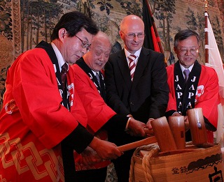Nobuhiro Ito, Präsident Yanai, Finanzsenator Dr. Tschentscher und Generalkonsul Kosaka beim Sakefass-Anstich