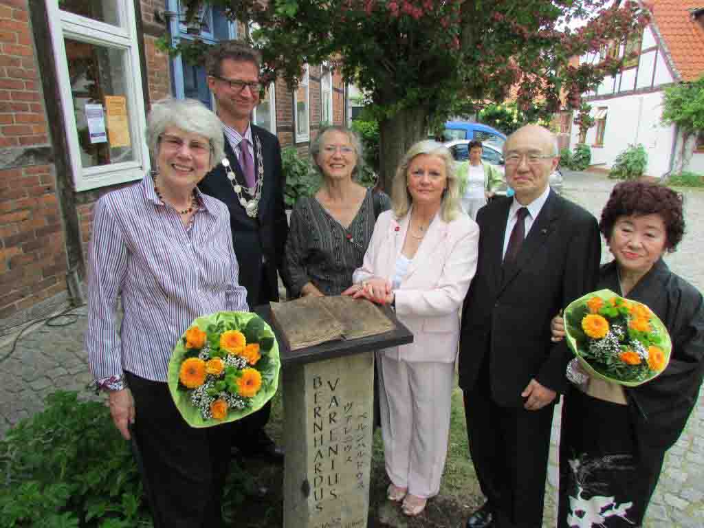 Laudatorin Dr. Margret Schuchard, Stadtbürgermeister Holger Mertins, Bildhauerin Barbara Westphal, Initiatorin Kaja Eisele, Laudator Masaru Sakato und Kotospielerin Kyoko Jastram