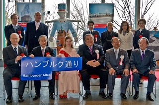 弟26代ハンブルクさくらの王女アニカ・シュルツェ氏によるフンメル像と大阪市の街路名標議「ハンブルク通り」の除幕式