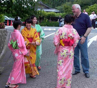 2006年日本訪問の際のペーター・ハリー・カールステンセンSH州首相と浴衣姿の若い女性達
