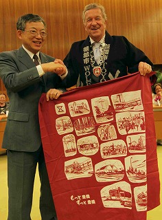 ロルフ・シュネルエッケ市長と佐原光一豊橋市長による友好関係宣言署名