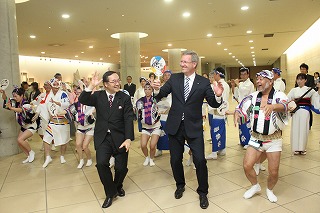 阿波踊りを踊っているクリスティアン・ヴルフ州首相