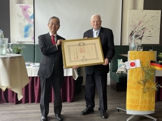 ベッケドルフ・ヴィンゼン・ルーへ独日協会会長(元ヴィンゼン(ルーへ)市長)への旭日双光章伝達式