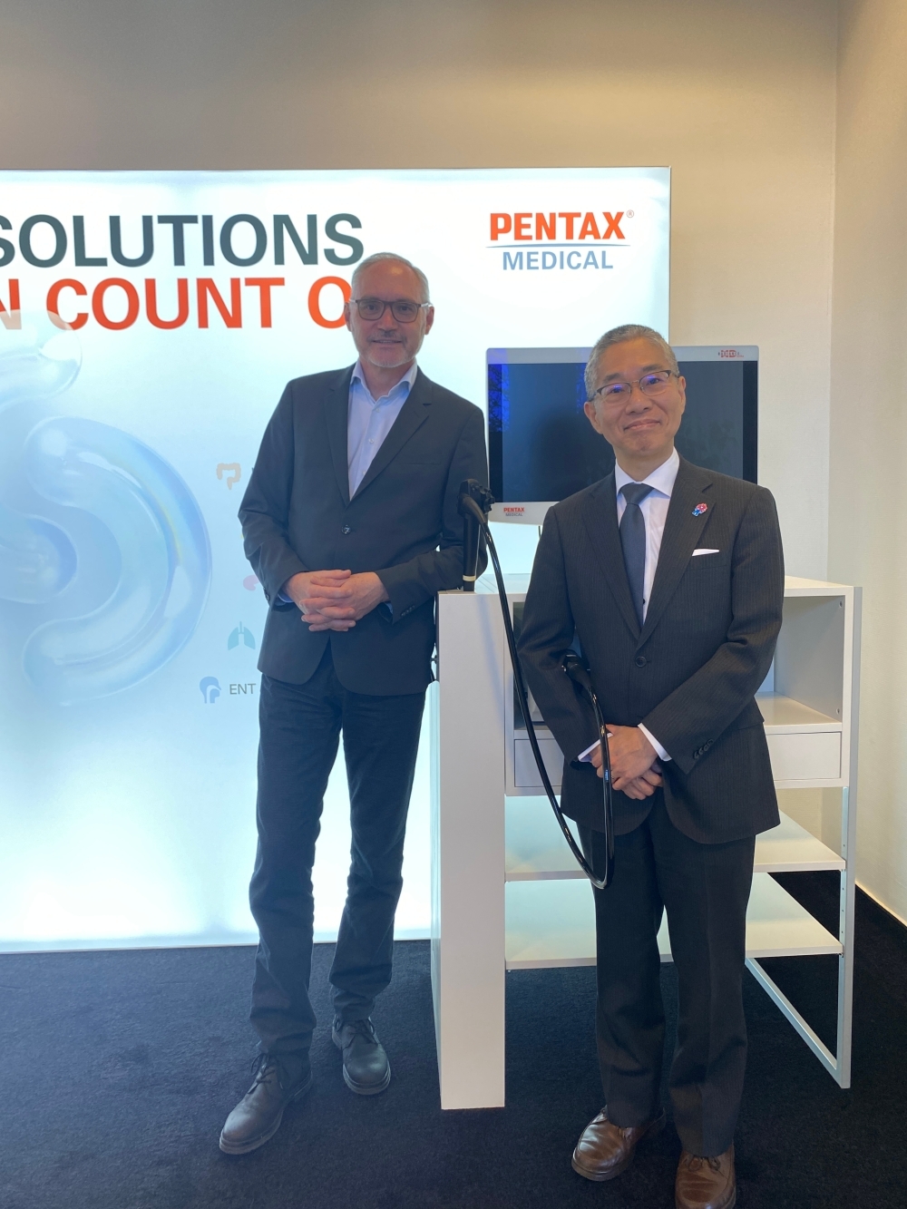 戸田総領事のPENTAX Europe GmbH訪問